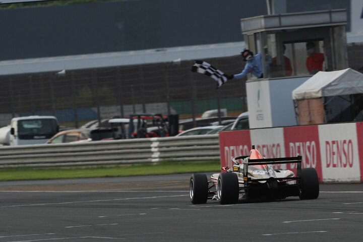 トップでゴールする小山美姫（TGR-DC F111/3）