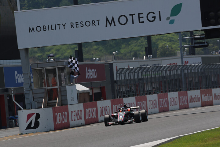 トップでゴールする小山美姫（TGR-DC F111/3）