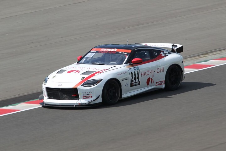 ST-QクラスでトップでゴールしたNissan Z Racing Concept（田中哲也／田中徹／三宅淳詞）