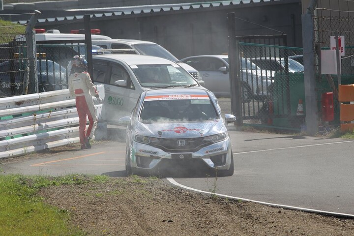 開始早々トラブルでストップしたYAMATO FIT（安井亮平／内山慎也／椋本陵／伊藤秀昭）