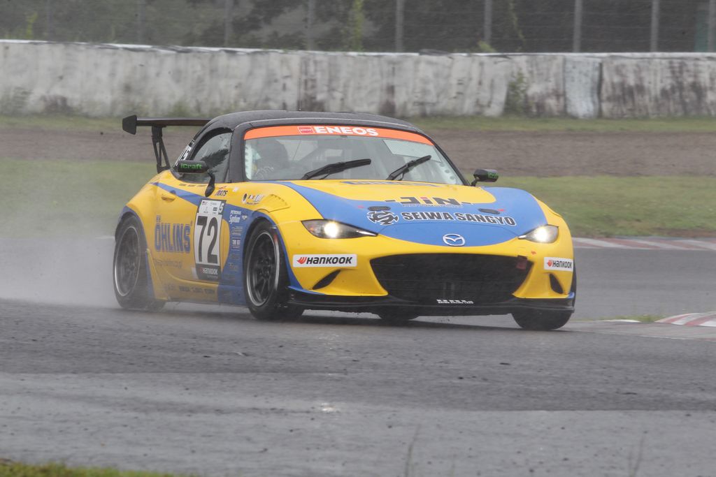 ST-5クラスポールポジションはOHLINS Roadster NATS（山野哲也／金井亮忠／野島俊哉）