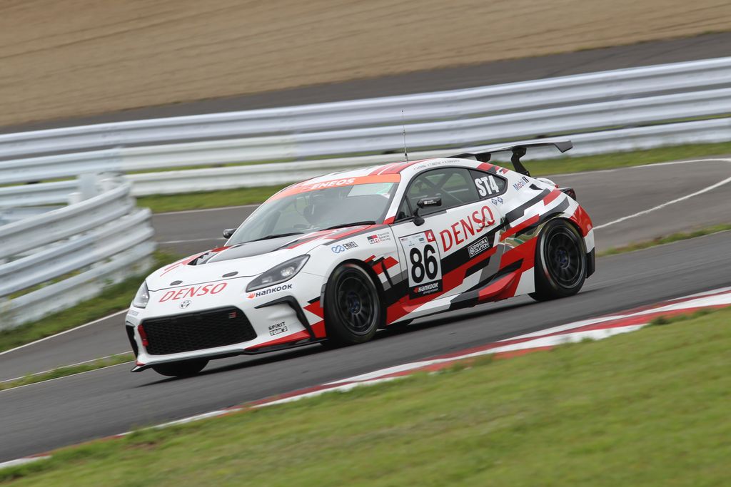 ST-4クラスポールポジションはTOM'S SPIRIT GR86（河野駿佑／松井孝允／山下健太）