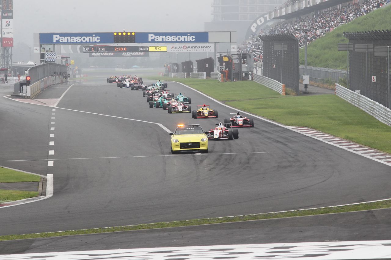 レースは早々にセーフティーカーが導入された