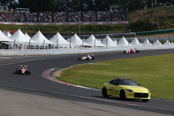 レースは序盤にセーフティーカーが導入された