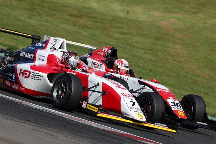 三井優介（HFDP RACING TEAM）と小林利徠斗（TGR-DC RSトムススピリットF4）の争い
