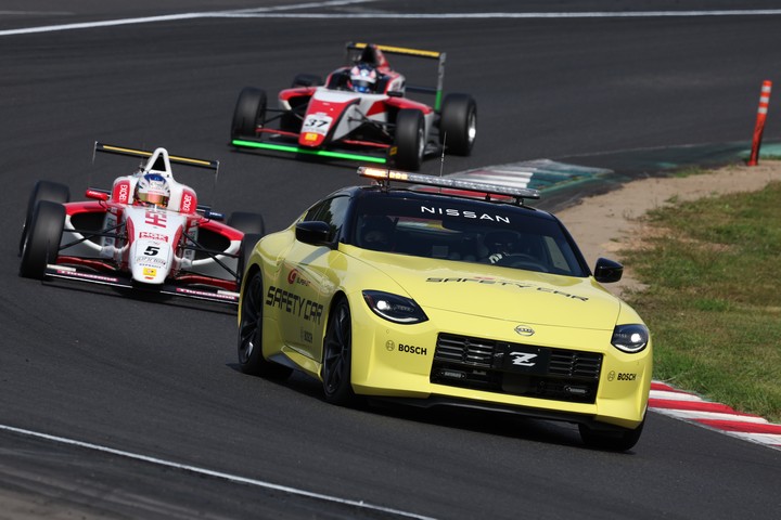 レースは途中セーフティーカーが導入された