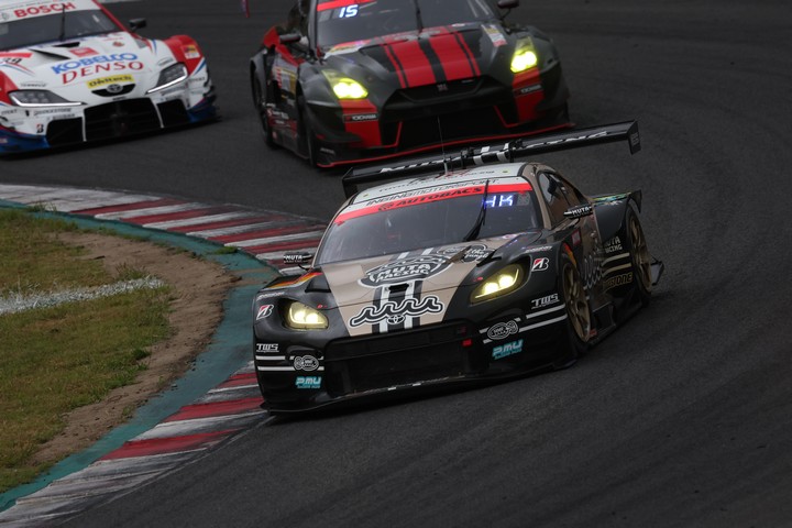 GT300クラスで優勝した加藤寛規／堤優威（muta Racing INGING）