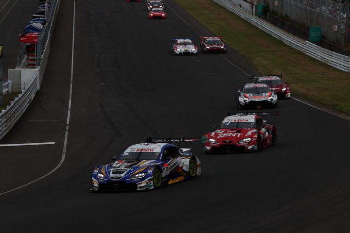 GT500クラスのスタートシーン