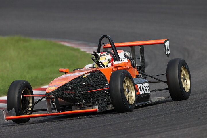 優勝して手を振る居附明利（SAccess Racing Es）