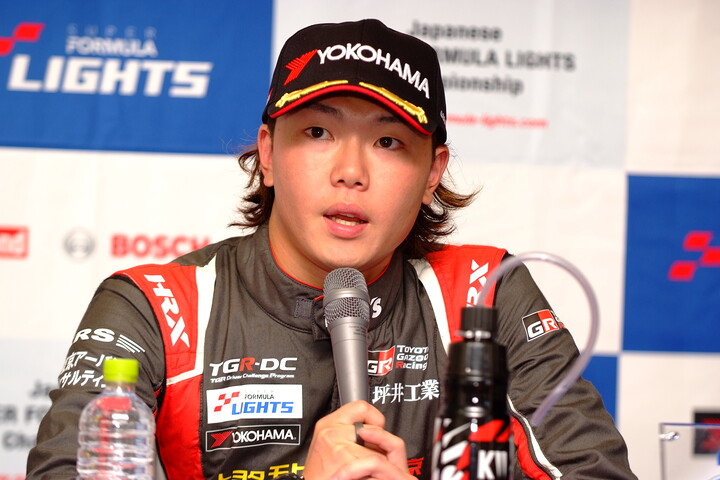 決勝記者会見: 3位の小高一斗（TOM'S）