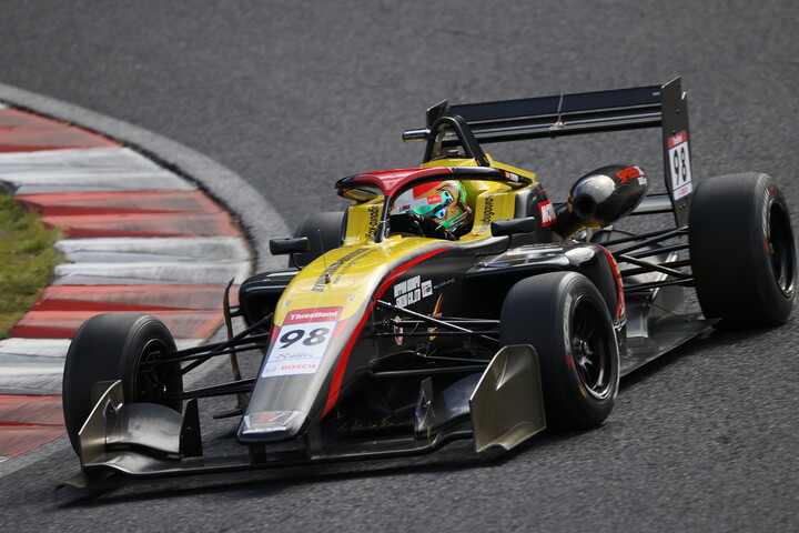 初めての予選に臨んだロベルト・メルヒ・ムンタン（B-MAX Racing 320）は、第16戦8位、第17戦9位