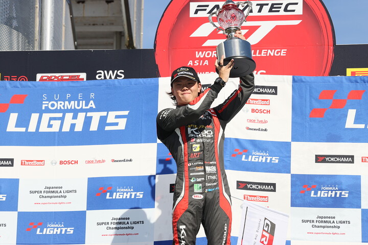 チャンピオン表彰: 2022年のタイトルを獲得した小高一斗（TOM'S）