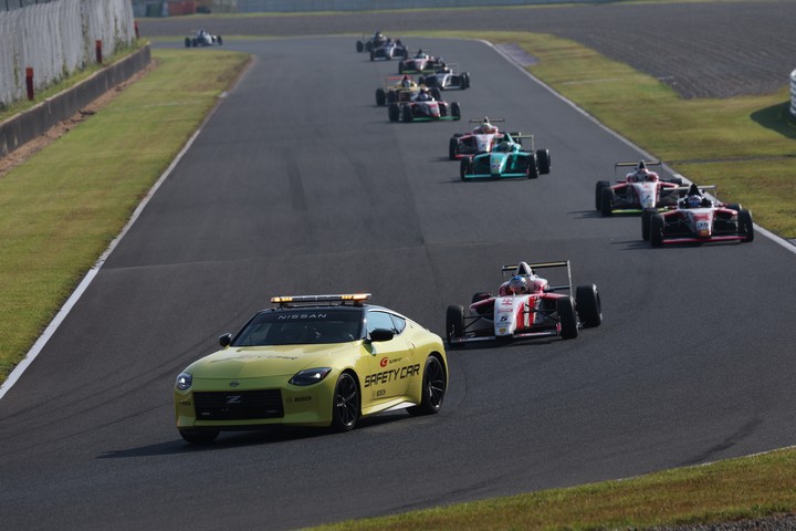 レースはセーフティーカースタートとなった
