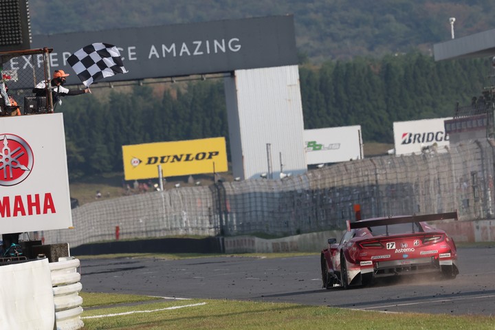 トップでゴールする塚越広大（Astemo NSX-GT）