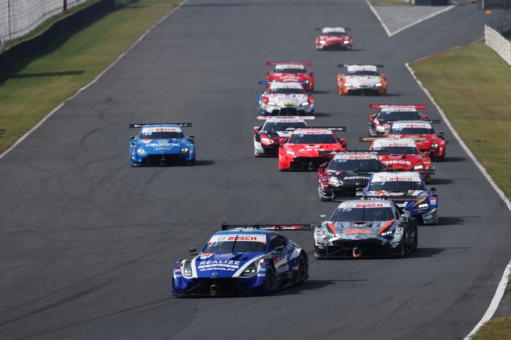 GT500クラスのスタートシーン
