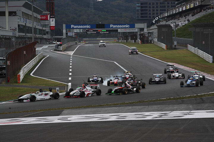 スタート直後のアクシデント