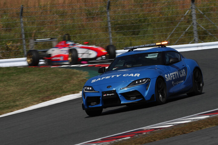 レースはアクシデント発生のためセーフティーカーが導入された