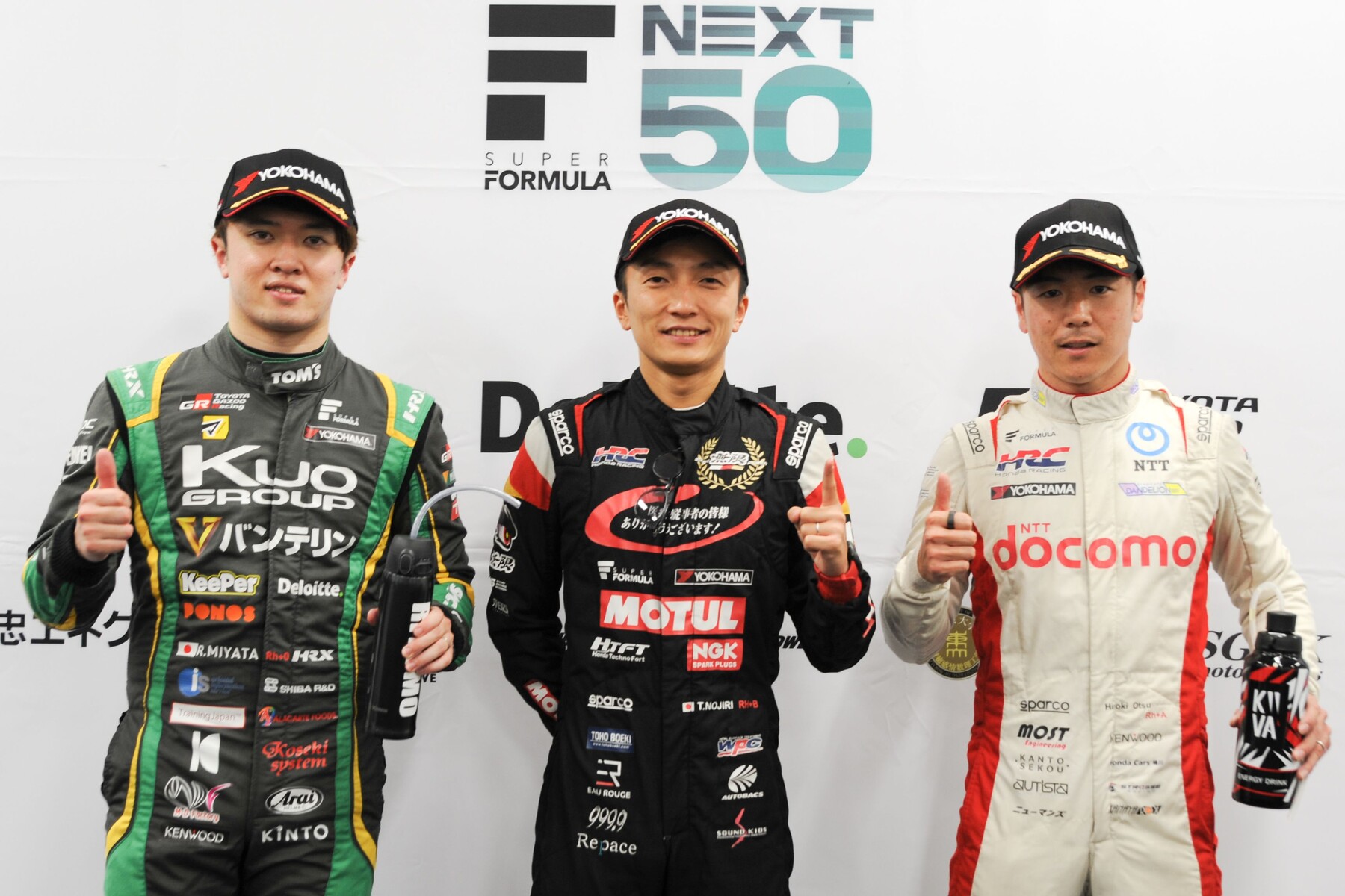 予選フォトセッション：トップ3のドライバーたち