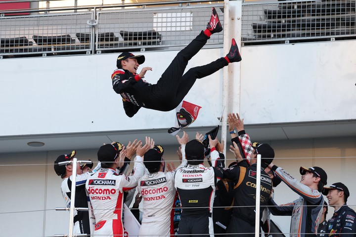 胴上げされる野尻智紀（TEAM MUGEN）