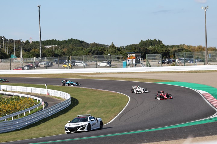 レースは序盤からセーフティーカーが導入される