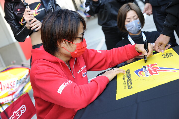 ピットウォークでのサイン会