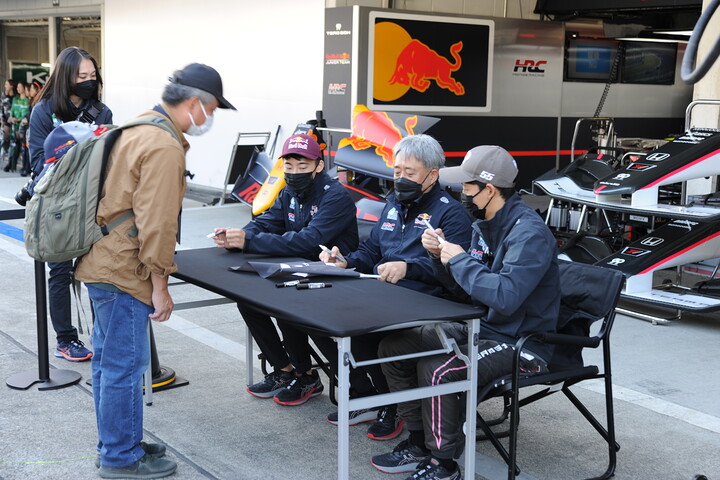 ピットウォークでのサイン会
