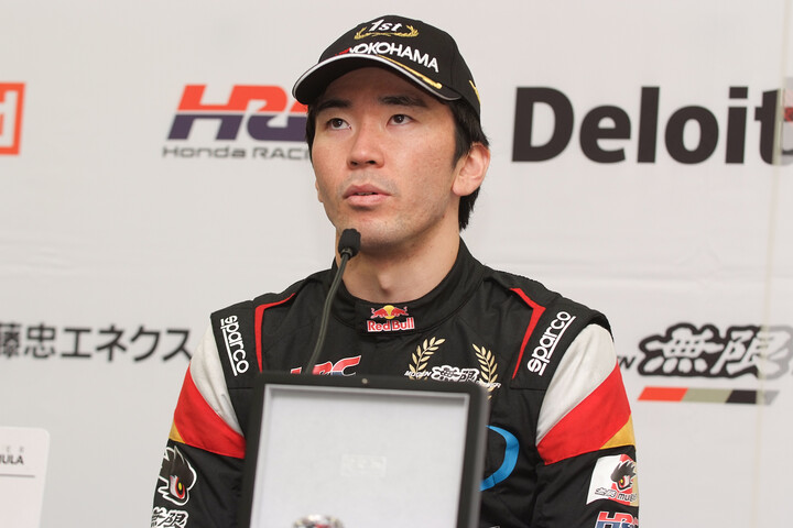 決勝記者会見: 優勝した笹原右京（TEAM MUGEN）