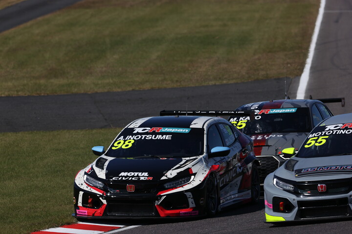 スタート直後、1コーナーでのトップ争い