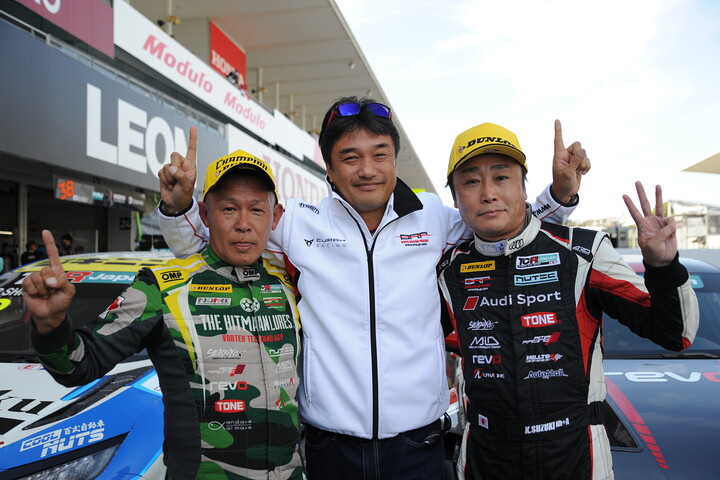 チャンピオンを獲得したHIROBON（左）、チーム監督の奥村浩一（中）、3位に入った鈴木建自