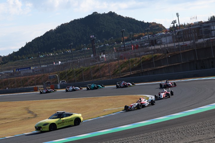 レースは2度のセーフティーカーが導入された