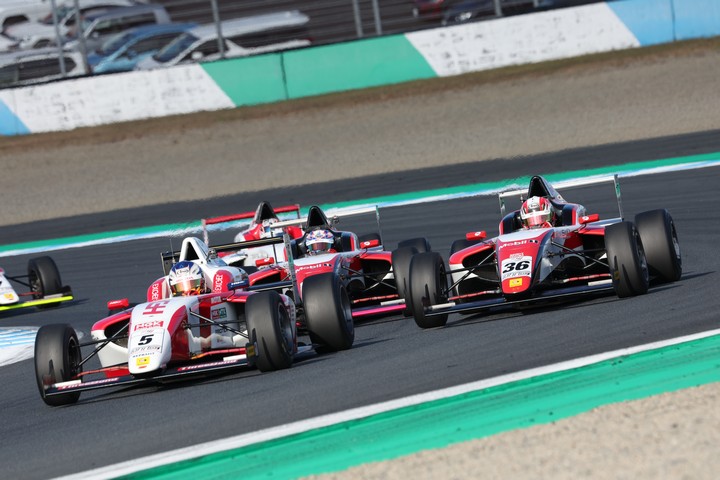 小出峻（HFDP RACING TEAM）を先頭とするトップ争い