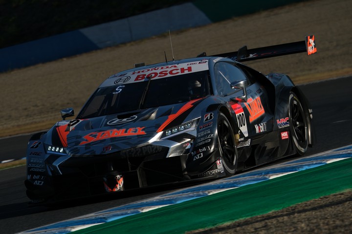 GT500クラスポールポジションはSTANLEY NSX-GT（山本尚貴／牧野任祐）