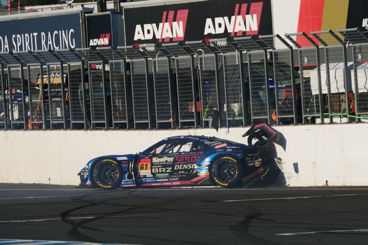 山内英輝（SUBARU BRZ R&D SPORT）はアタックラップでクラッシュ