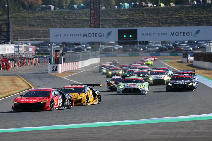 GT300クラスのスタートシーン