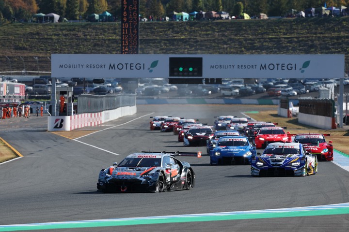 GT500クラスのスタートシーン