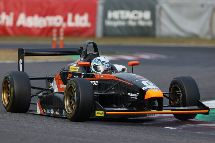 ポールポジションは佐々木孝太（ファーストガレージ&ISP）