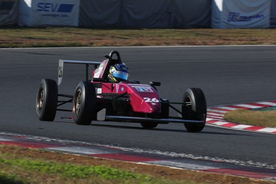 ポールポジションは白崎稜（ZAPスタッフリソースED）