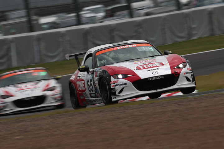 ST-5クラスポールポジションはodula TONE HERO'Sロードスター（外園秋一郎／奥本隼士／伊藤裕士／丹羽英司）