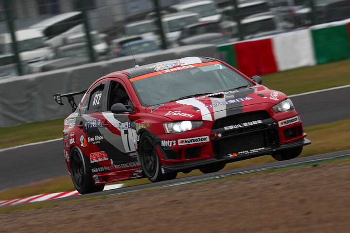 ST-2クラスポールポジションは新菱オート☆DIXCEL☆EVO10（藤井芳樹／岡田衛／安斎景介／成澤正人）