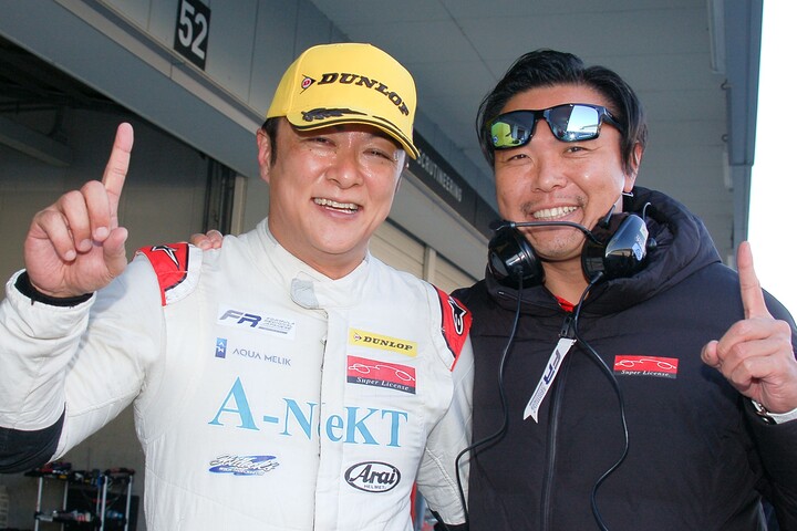 3位・マスタークラス優勝の畑亨志と松浦孝亮監督（Super License）