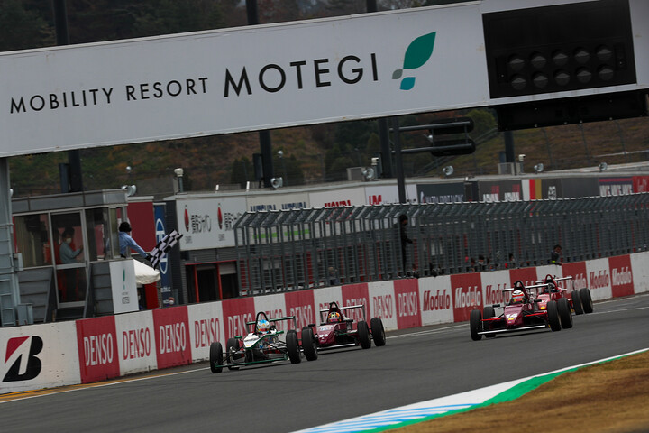 なだれ込むようにゴールするトップ集団