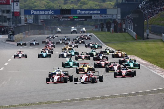 14周の決勝がスタートした 14周の決勝がスタートした