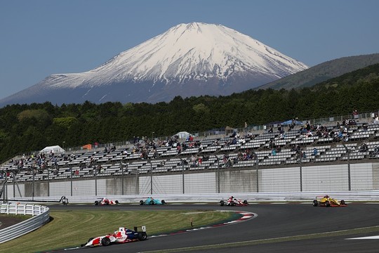 富士山をバックに繰り広げられるバトル 富士山をバックに繰り広げられるバトル