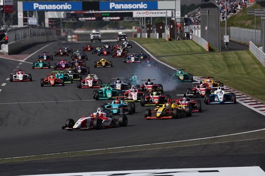 14周の決勝がスタートした 14周の決勝がスタートした