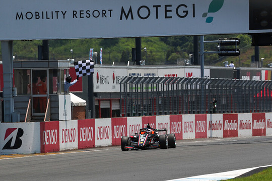 第3戦レース7: トップでゴールする小山美姫（TGR-DC F111/3）