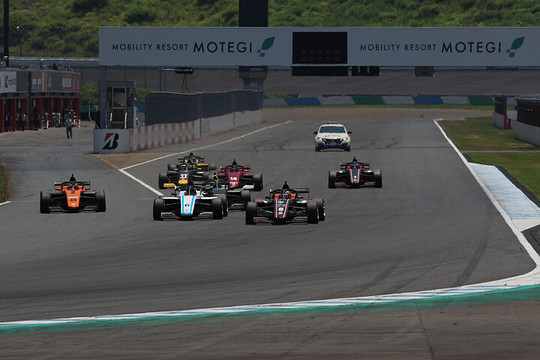 第3戦レース7: 16周の決勝がスタートした