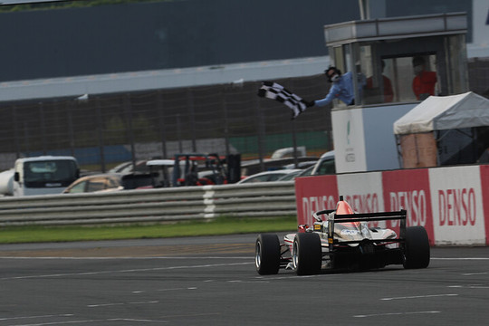 トップでゴールする小山美姫（TGR-DC F111/3）