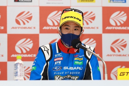 予選記者会見: GT300クラスでポールポジションを獲得した井口卓人（R&D SPORT）