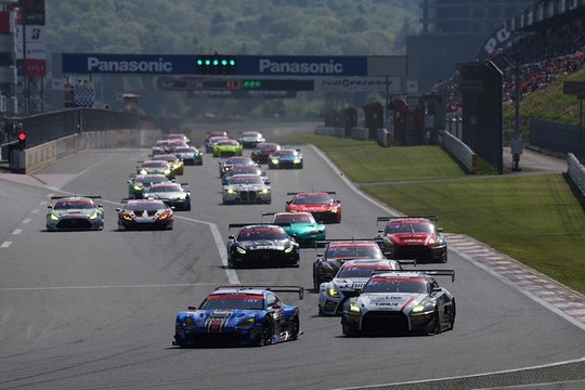GT300クラスのスタートシーン GT300クラスのスタートシーン