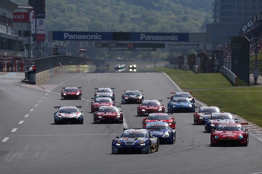 GT500クラスのスタートシーン GT500クラスのスタートシーン